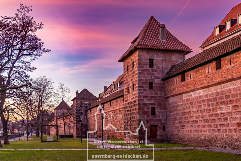 Titelbild des Nürnberger Fotokalender für das Jahr 2025 | Farbenfroher Sonnenuntergang  über der südlichen Stadtmauer auf Höhe der Frauentormauer und Färberplatz. - Realisiert mit Pictrs.com