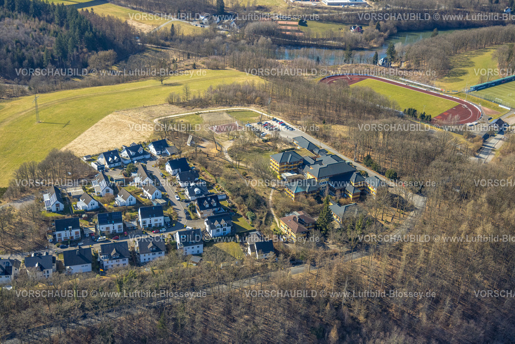 Olpe250308024Mitte | Luftbild, Deutsches Rotes Kreuz Krankenhaus, Wohnsiedlung Auguste-Liese-Straße, Kreuzbergstadion Fußballstadion und Leichtathletikstadion, Olpe-Stadt, Olpe, Sauerland, Nordrhein-Westfalen, Deutschland