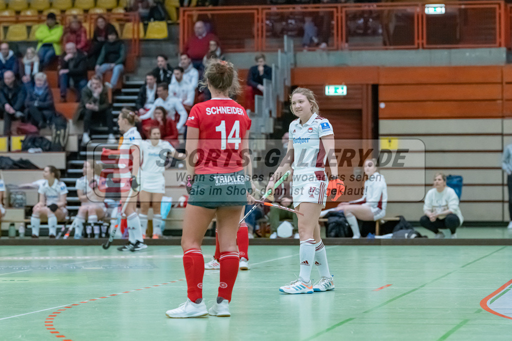 HK_20230122_103089 | 1. Bundesliga ( Halle ) Damen Crefelder HTC - Rot-Weiss Köln am 22.1.2023 Crefelder HTC  ( CHTC ) Halle Glockenspitz , Krefeld , Reuten Katharina ( Rot-Weiss Köln #14 ) , Schneider Johanna ( Crefelder HTC #14 )