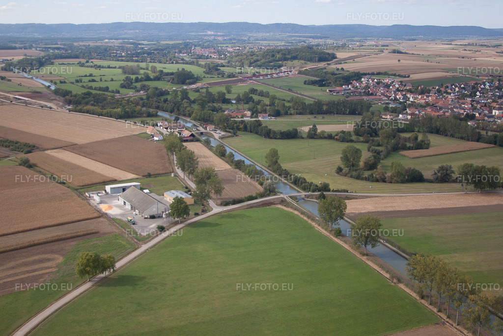 Vue aérienne: Vue de la ville à Lupstein dans le département Bas Rhin, France. Photo: IMG_53585.jpg prise le 30/09/2012 par Werner Riehm/FLY-FOTO.eu – Résolution de l'original: 4752 x 3168 px