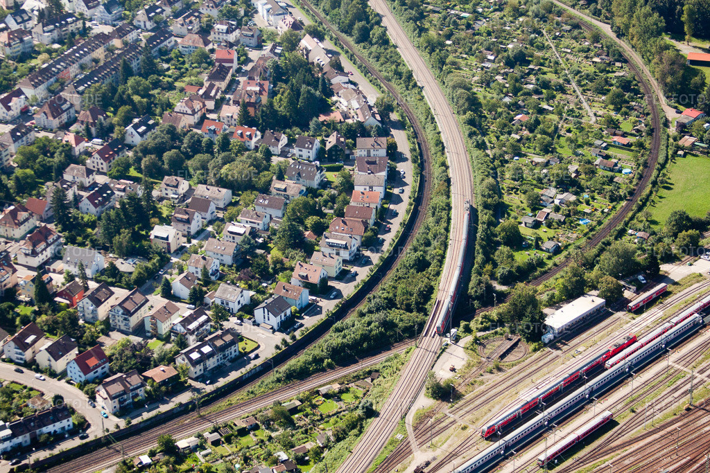 Luftbild: Streckenführung der Bahn- Kreuzung der Schienen- und Gleisanlagen der Deutschen Bahn im Ortsteil Beiertheim-Bulach in Karlsruhe im Bundesland Baden-Württemberg in Deutschland. Foto: IMG_32051.jpg vom 20.08.2010 durch Werner Riehm/FLY-FOTO.de
