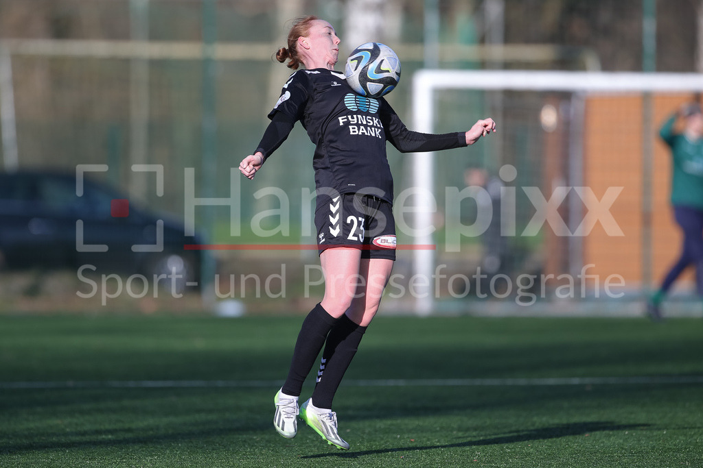 Fussball, Testspiel Frauen, Hamburger SV - Kolding IF | v.li.: Sofie Lybaek (Kolding IF, 23) am Ball, Freisteller, Einzelbild, Ganzkörper, Aktion, Action, Spielszene