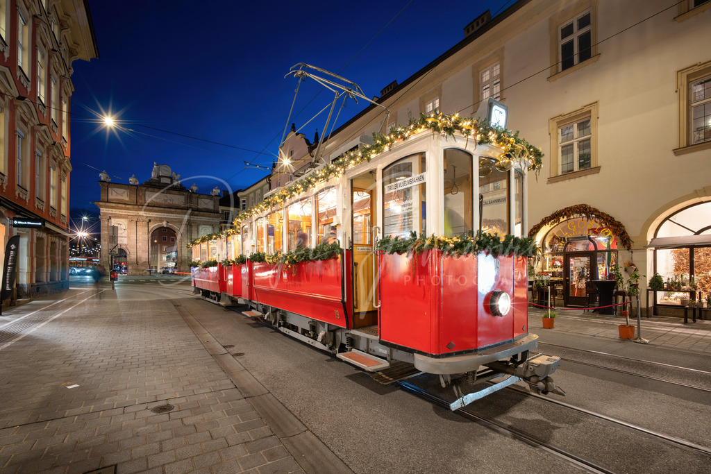 Christkindlbahn | Die Christkindlbahn vor der Triumphpforte