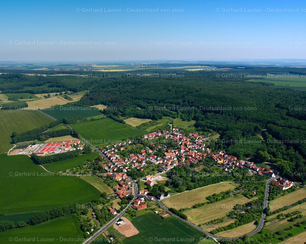 2634521 | RüDIGERSHAGEN 09.06.2006 Wald- Gebiete und Forstflächen umsäumen das Siedlungsgebiet des Dorfes in Rüdigershagen im Bundesland Thüringen, Deutschland // Village - view on the edge of forested areas in Rüdigershagen in the state Thuringia, Germany Foto: Gerhard Launer