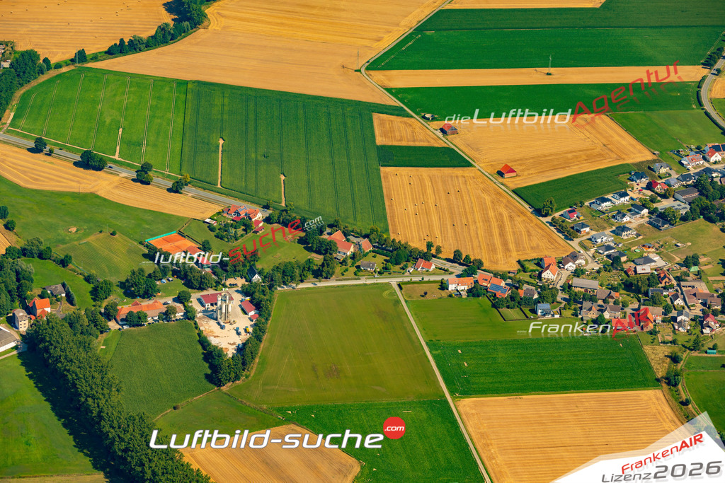 Schrägluftbild  Giershagen  Warburg - Das Luftbild wurde 2025 vom UL-Flugzeug heraus erstellt (ohne Drohne- keine Drohnenaufnahme ) - Hochauflösende Luftaufnahme -Nicht vergleichbar mit Google Maps oder Satelittenbilder- Die Geschenkidee !Mit Lizenz und Bildrechte bestellbar