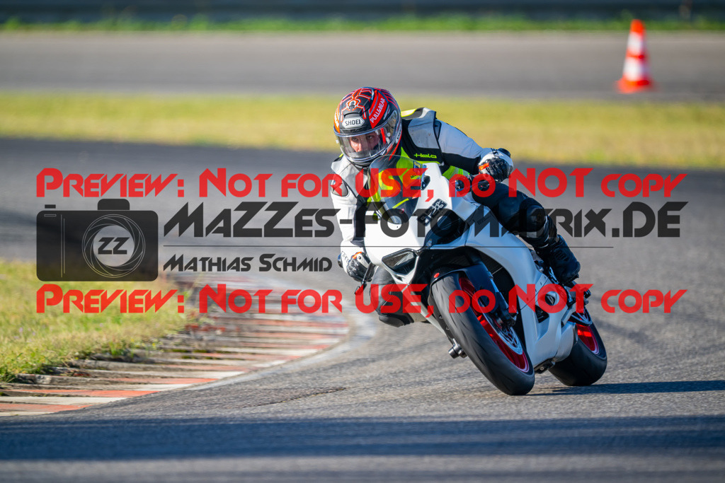 MaZZes-Fotomatrix-20260918-704827 | GELB