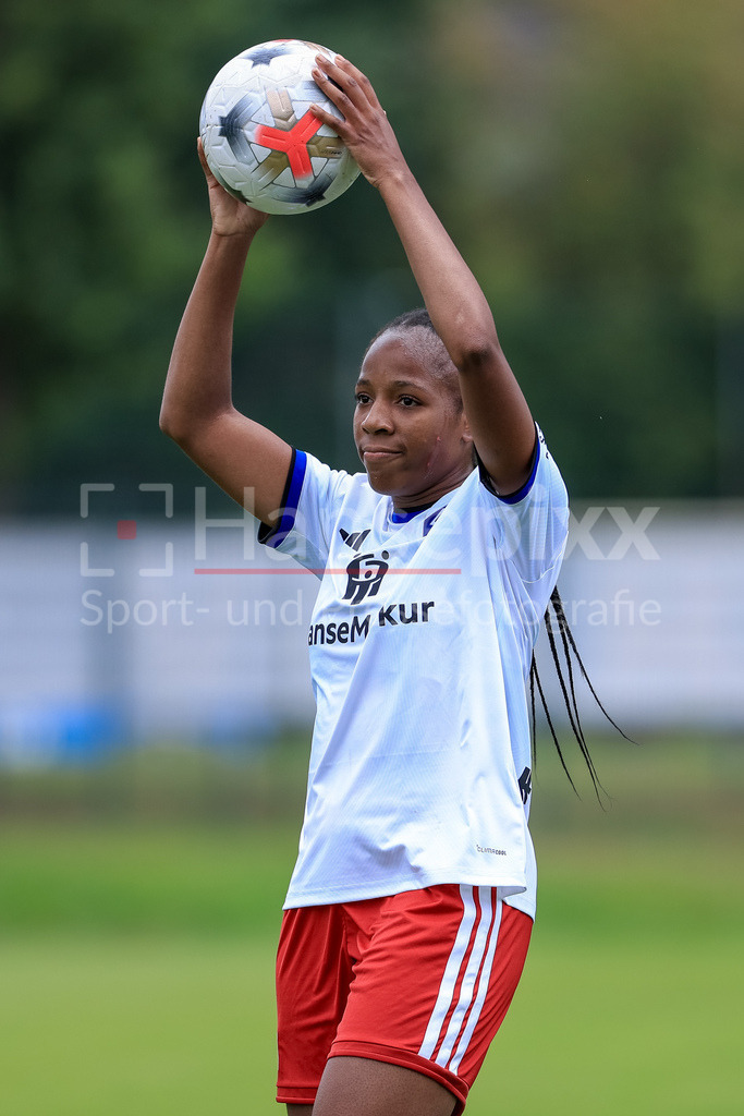 Fussball, Testspiel Frauen, Hamburger SV - Odense BK | Celainy Obispo (Hamburger SV, 5) beim Einwurf, Aktion, Action, Spielszene
