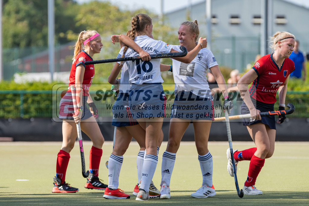 HK_20220903_109605 | 1. Bundesliga Damen Düsseldorfer HC - Berliner HC am 3.9.2022 DHC Düsseldorf, Düsseldorf , Sophia Schwabe ( Düsseldorfer HC #18 ) , Sara Strauss ( Düsseldorfer HC #11 )