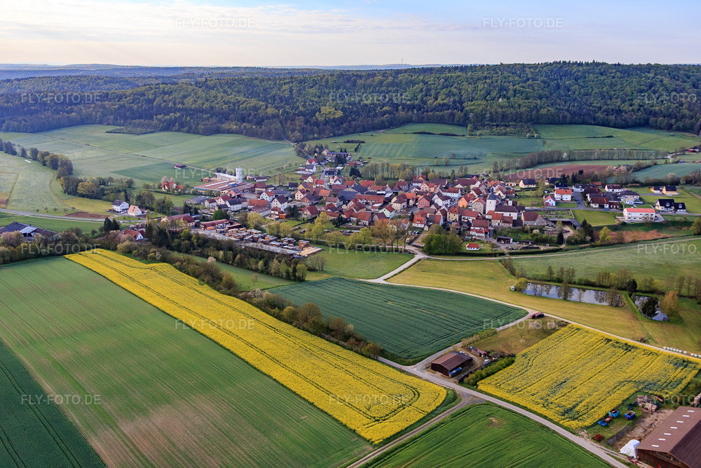 Luftbild: Dorfansicht an der Rauhe Ebrach aus Norden im Ortsteil Wustviel in Rauhenebrach im Bundesland Bayern in Deutschland. Foto: IMG_087797.jpg vom 05.05.2016 durch Werner Riehm/FLY-FOTO.de