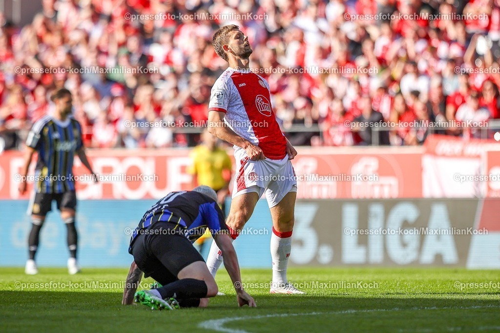 xKWIx26042601048 | 2026.04.26, xkwix, Fußball, 3.Liga, Rot-Weiss Essen - 1. FC Saarbrücken, Stadion an der Hafenstraße, 35.Spieltag, Saison 2025 / 2026: Torben Müsel (Rot-Weiss Essen #26) kann es nicht fassen DFB regulations prohibit any use of photographs as image sequences and or quasi-video. Photo: xKamilxWilkowskixPressefotoKochx