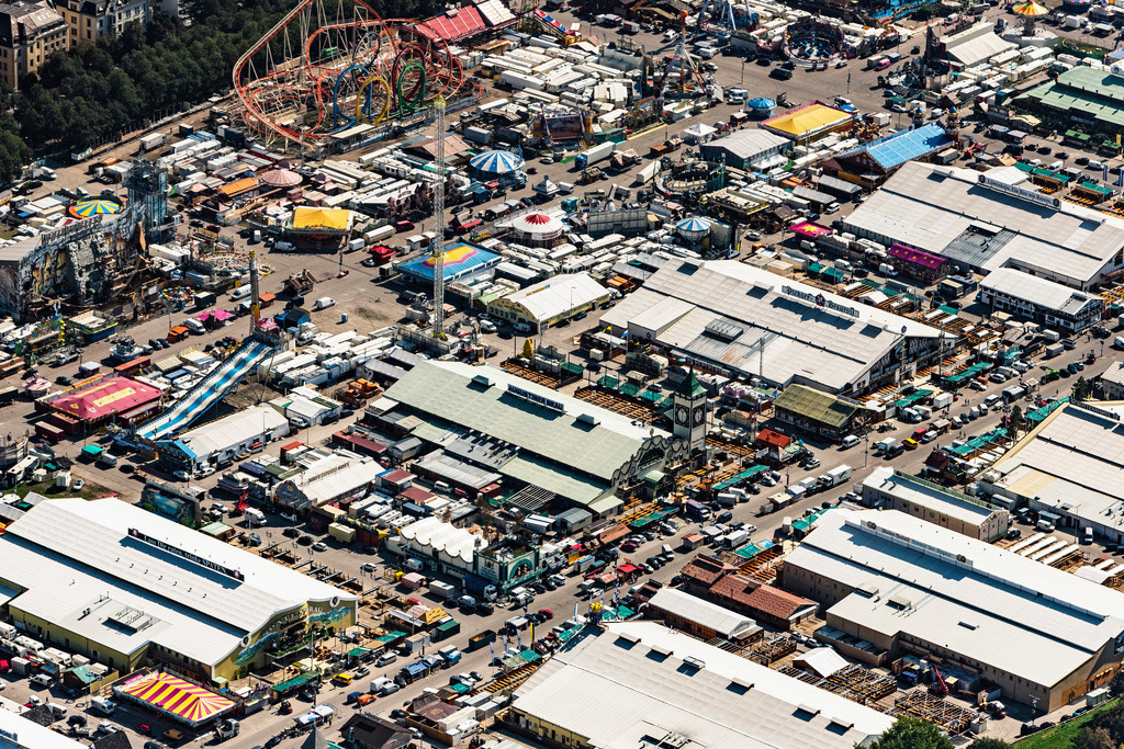 dr__0010049.jpg | MüNCHEN 18.09.2018 Aufbauarbeiten auf dem Festgelände des Münchener Oktoberfestes auf der Theresienwiese in München im Bundesland Bayern. Der Aufbau der großen Festzelte der Brauereien des mundartlich Wiesn genannten Volksfestes beginnt zwei Monate vor Eröffnung. // Area of the Munich Oktoberfest at the Theresienwiese in Munich, Bavaria. Foto: Daniel Reiter