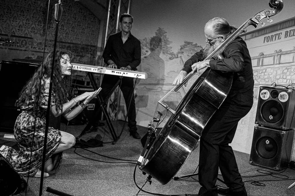 Maria Markesini Konzert | Maria Markesini meets Klazz Brothers im Forte Belvedere Leisnig zum Festival Hallo Leisnig 2022. - Realisiert mit Pictrs.com