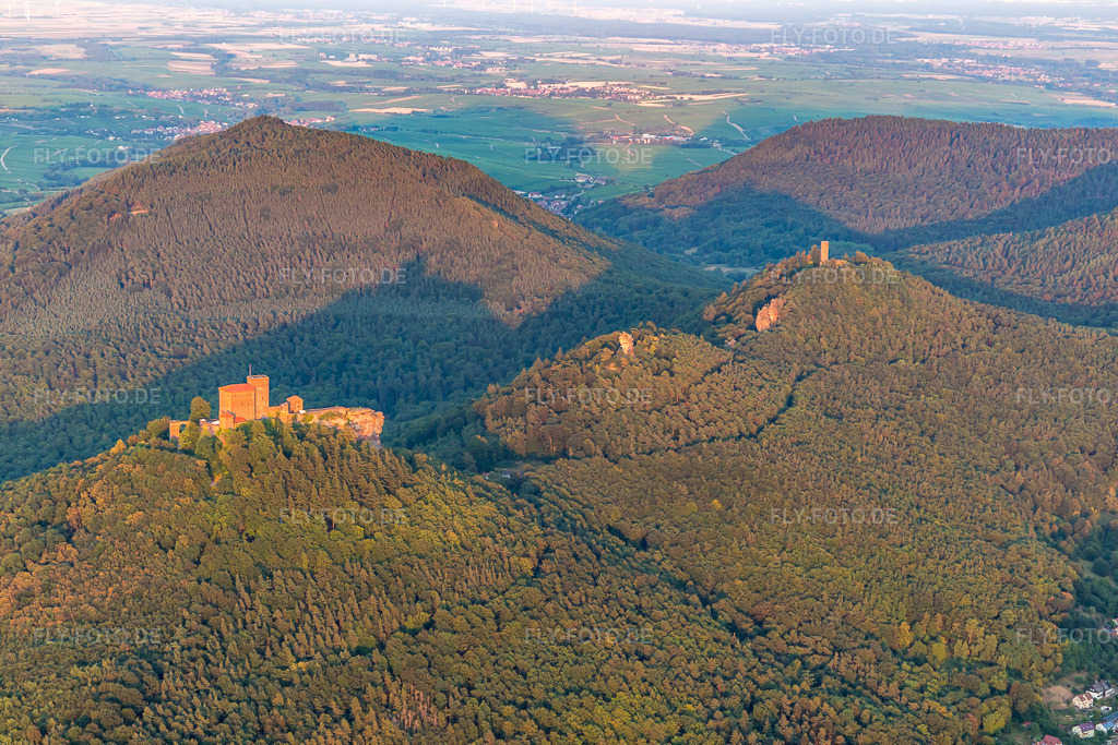 Luftbild: Die 3 Burgen Trifels, Anebos und Münz im Ortsteil Bindersbach in Annweiler im Bundesland Rheinland-Pfalz in Deutschland. Foto: IMG_109279.jpg vom 27.07.2018 durch Werner Riehm/FLY-FOTO.de