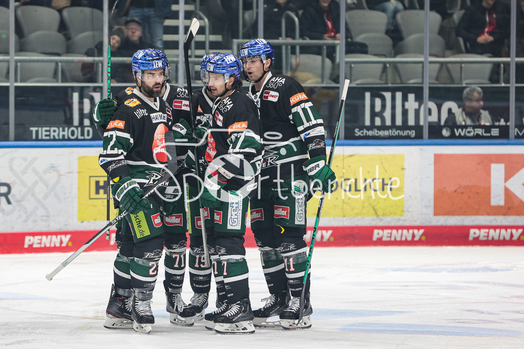 Augsburger Panther - Duesseldorfer EG | Freude der Panther nach dem Treffer zum 1-3 durch Marcel BARINKA (AEV #71)