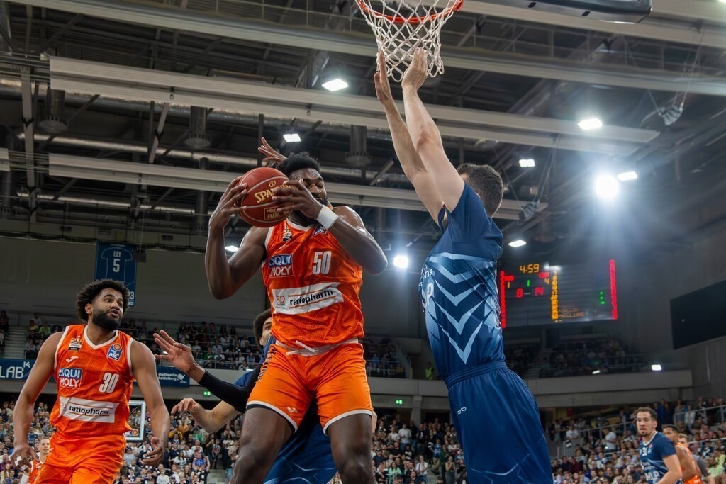 04.05.2024, easy Credit BBL, Basketball Bundesliga, 32. Spieltag: MLP Academics Heidelberg gegen Ratiopharm Ulm (Endstand 57:73). Am Ball: Tevion Williams (50, Ratiopharm Ulm) | 04.05.2024, easy Credit BBL, Basketball Bundesliga, 32. Spieltag: MLP Academics Heidelberg gegen Ratiopharm Ulm (Endstand 57:73). Am Ball: Tevion Williams (50, Ratiopharm Ulm) - Realisiert mit Pictrs.com