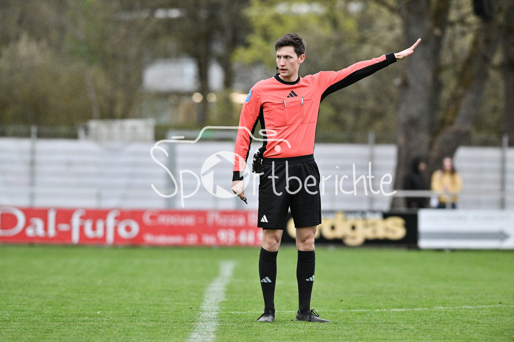 VfB Eichstätt - TSV Schwaben Augsburg | EICHSTÄTT, GERMANY - 14. APRIL: im Bild Referee Johannes WAGNER / Einzelfoto / Freisteller während dem Match zwischen dem VfB Eichstätt und dem TSV Schwaben Augsburg am 19. Spieltag der Regionalliga Bayern im Hirsch Sportpark