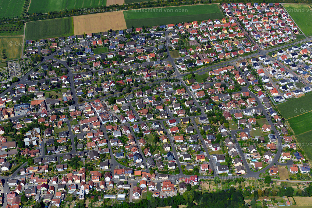 3650207 | KüRNACH 31.08.2016 Wohngebiet einer Einfamilienhaus- Siedlung am Rande von landwirtschaftlichen Feldern in Kürnach im Bundesland Bayern, Deutschland // Single-family residential area of settlement on the edge of agricultural fields in Kürnach in the state Bavaria, Germany Foto: Gerhard Launer