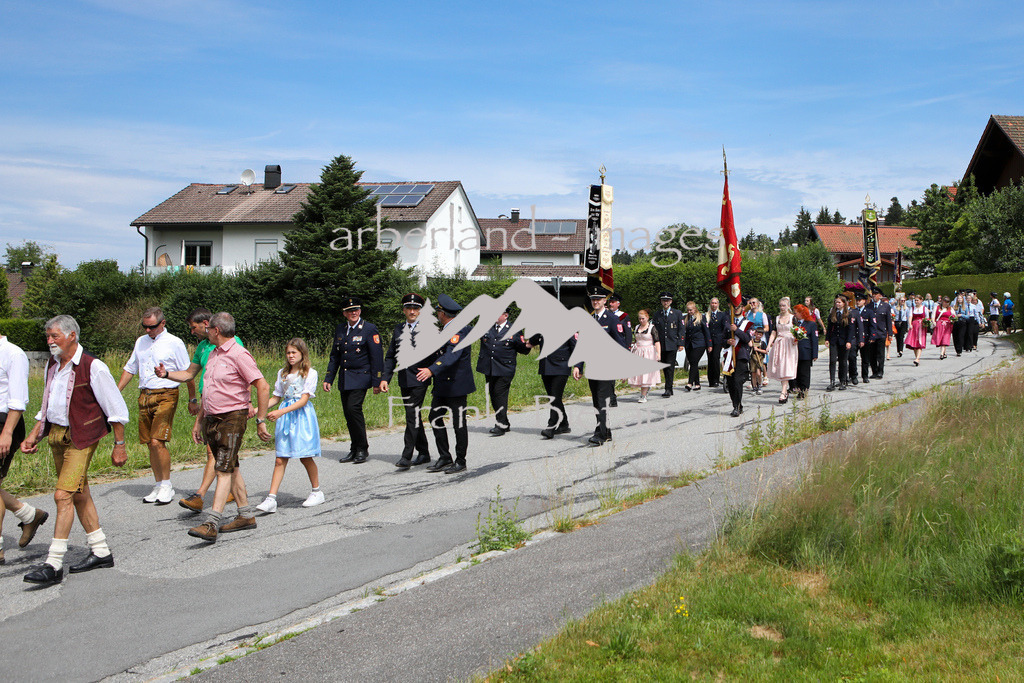OE7A0483 | Festzug nach dem Feldgottesdienst um das Dorf Ludwigsthal