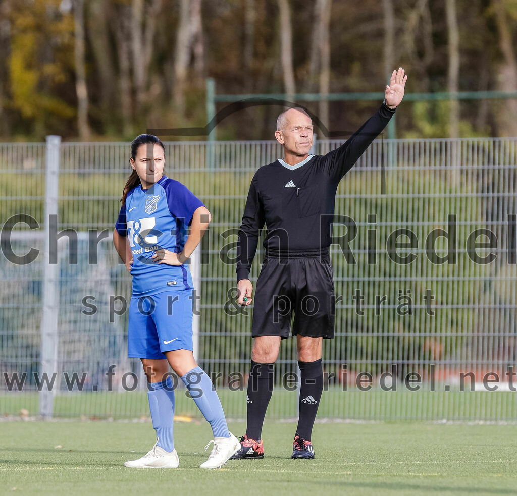 2023-11-19_013_FC_Langengeisling_gegen_FC_Forstern_II | Erding, Deutschland, 19.11.2023:
Fußball, Bezirksoberliga 2023 / 2024, 12. Spieltag, FC Langengeisling gegen FC Forstern II, Endergebnis: 3:0

Julia John (FC Langengeisling, #10), Schiedsrichter Alois Lerch

Foto: Christian Riedel / fotografie-riedel.net