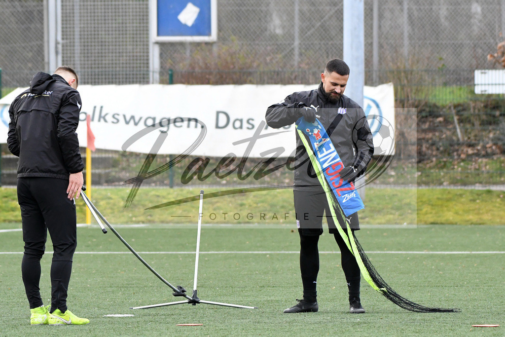 20200131_TRAOSN_0140 | Fußball, Herren: Sven Koehler (VfL Osnabrueck) und Marcos Alvarez (VfL Osnabrueck) schauen waehrend der Trainingseinheit des VfL Osnabrueck im Sportpark Illoshoehe am 31.01.2020 in Osnabrueck, Deutschland. - Realisiert mit Pictrs.com