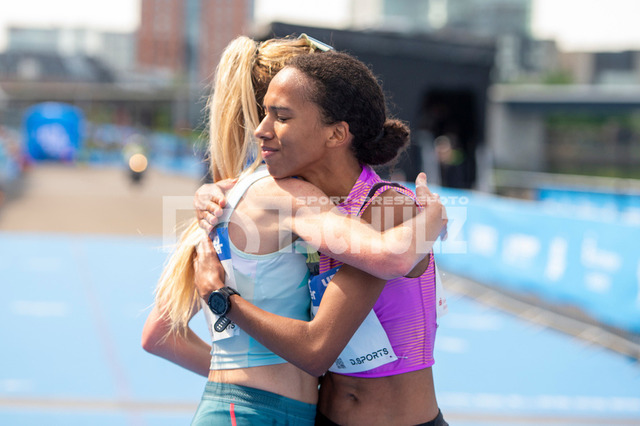 20250427-NSZ_3272 | Umarmung Laura Hottenrott (Nr.F2,GER) und Miriam Dattke (Nr.F3,GER) (rechts) nach dem RennenDEU, Düsseldorf, 27.04.2025 Uniper Düsseldorf Marathon 2025 - Realisiert mit Pictrs.com