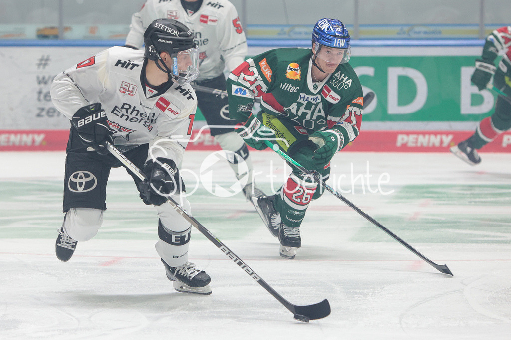 Augsburger Panther - Koelner Haie | Jan-Luca SENNHENN (KEC #17) im Duell mit Samuel SORAMIES (AEV #26)