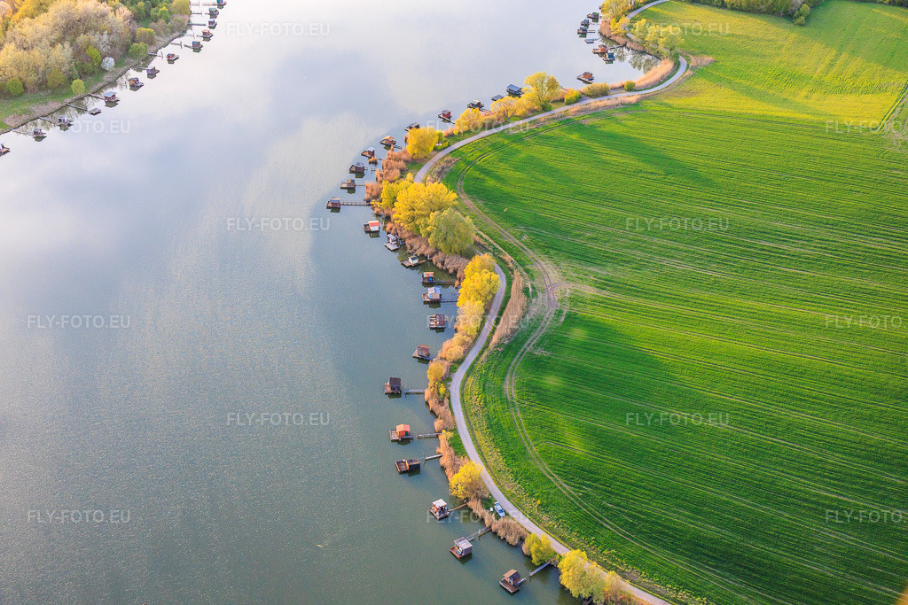 Vue aérienne: Des promenades en bois bordées de cabanes de pêcheurs longent les rives de l'étang du Welschhof. à Puttelange-aux-Lacs dans le département Moselle, France.Photo: IMG_154817.jpg prise le 17/04/2026 par Werner Riehm/FLY-FOTO.euRésolution de l'original: 6000 x 4000 px