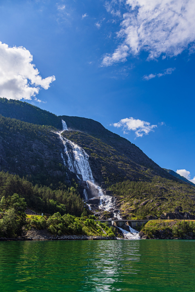 Blick auf den Wasserfall Langfossen am Åkrafjord in Norwegen | Blick auf den Wasserfall Langfossen am Åkrafjord in Norwegen.