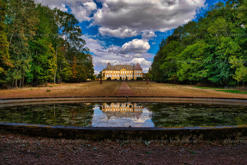 Bourgogne - Château de Commarin | Das historische Château de Commarin im Burgund präsentiert sich als malerisches französisches Wasserschloss mit markanten Türmen, umgeben von einem ruhigen Wassergraben und einer idyllischen Parklandschaft. - Realisiert mit Pictrs.com