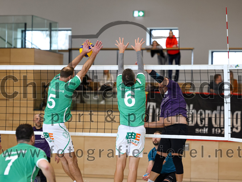 2022-11-12_104_TuS_Oberding_gegen_SC_Freising_II | Oberding, Deutschland, 12.11.2022:
Volleyball, Bezirksliga Ost 2022 / 2023, 7. Spieltag, TuS Oberding gegen MTV Pfaffenhofen II, Endergebnis: 3:2

Andre Paul (TuS Oberding, #5), Oliver Pelz (TuS Oberding, #6)

Foto: Christian Riedel / fotografie-riedel.net