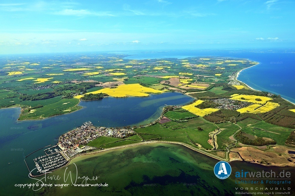 Luftbilder Ostseefjord Schlei, Maasholm, Port Olpenitz, Schleimünde | Maasholm ist ein malerischer Yachthafen an der Schlei, etwa 1,5 Seemeilen vor der Mündung in die Ostsee, und gilt als eines der schönsten Dörfer Schleswig-Holsteins. Der Hafen bietet rund 450 Liegeplätze und ist auch nach einer Sturmflut im Oktober 2024 wieder weitgehend instand gesetzt – ab Mai 2024 wurde der Hafen schrittweise freigegeben, mit voller Infrastruktur und moderner Ausstattung.