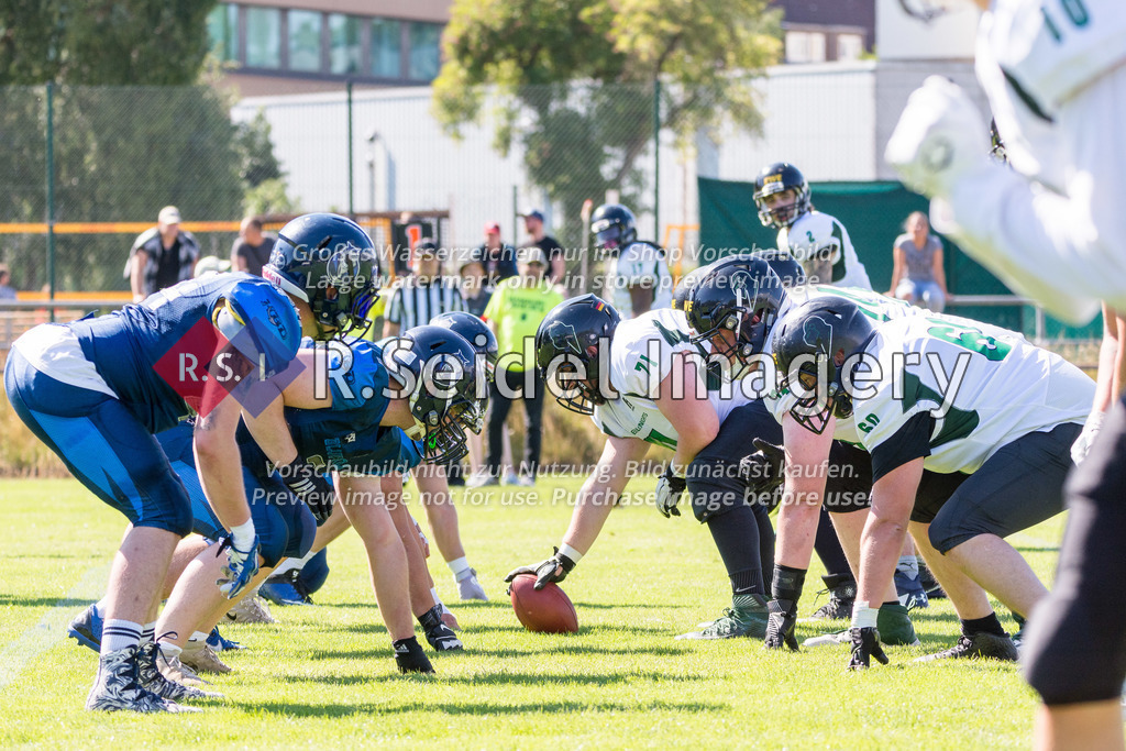 American Football, Saison 2022, Regionalliga Nord, Hamburg Blue Devils - Oldenburg Knights, Dr.-Hermann-Schnell-Sportplatz (Hamburg), 06.08.2022, 07. Gameweek | Sportfotos aus Hamburg, Eventfotos oder freie Arbeiten von R.Seidel Imagery – einfach online kaufen.