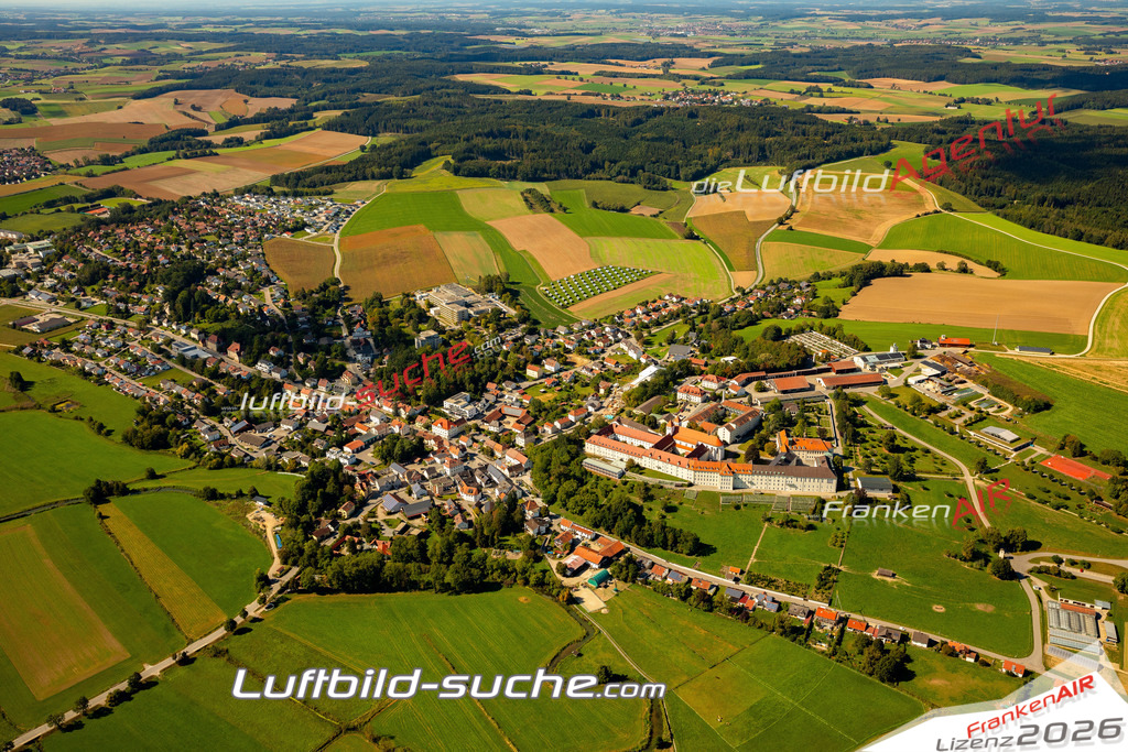 Das Luftbild zeigt : Mallersdorf Mallersdorf-Pfaffenberg - Die Luftaufnahme wurde 2023 vom UL-Flugzeug aus erstellt ( keine Drohne ) - Hochauflösende Luftaufnahme - Für grossformatige Ausdrucke geeignet. Die Geschenkidee !Mit Lizenz und Bildrechte bestellbar