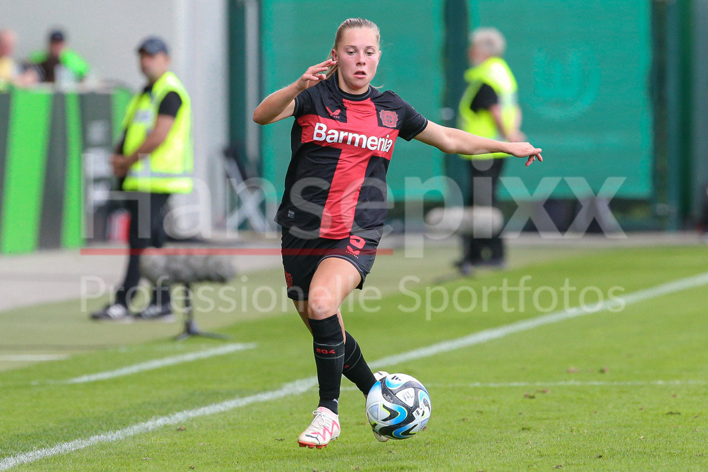 Fussball, Google Pixel Frauen-Bundesliga, VfL Wolfsburg - Bayer 04 Leverkusen | v.li.: Janou Levels (Bayer 04 Leverkusen, 5) Freisteller, Einzelbild, Ganzkörper, Aktion, Action, Spielszene, DIE DFB-RICHTLINIEN UNTERSAGEN JEGLICHE NUTZUNG VON FOTOS ALS SEQUENZBILDER UND/ODER VIDEOÄHNLICHE FOTOSTRECKEN. DFB REGULATIONS PROHIBIT ANY USE OF PHOTOGRAPHS AS IMAGE SEQUENCES AND/OR QUASI-VIDEO.