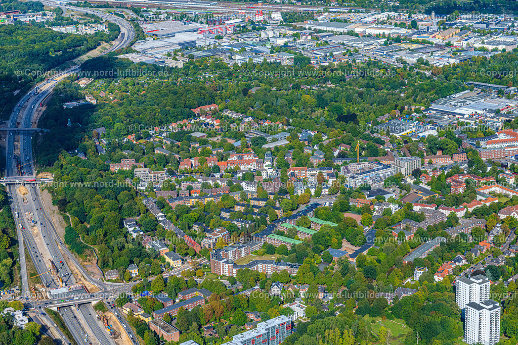 Hamburg_Bahrenfeld_A7_Baustelle_Deckelbau_ELS_3126200922 | HAMBURG 20.09.2022 Baustelle zum Neubau der Streckenführung im Verlauf des Autobahn- Tunnelbauwerk der BAB A7 " Hamburger Deckel " bzw. hier " Bahrenfelder Deckel " in Hamburg, Deutschland. Weiterführende Informationen bei: BUNG GmbH,  DEGES Deutsche Einheit Fernstraßenplanungs- und -bau GmbH,  Freie und Hansestadt Hamburg Behörde für Wirtschaft, Verkehr und Innovation,  Schüßler-Plan GmbH,  Tiedemann, Wenck & Brand Ingenieur- und Vermessungsbüro GmbH. // Construction site for the new route in the course of the motorway tunnel construction of the BAB A7 "Hamburger Deckel" or here "Bahrenfelder Deckel" in the district of Bahrenfeld in Hamburg, Germany. Further information at: BUNG GmbH,  DEGES Deutsche Einheit Fernstrassenplanungs- und -bau GmbH,  Freie und Hansestadt Hamburg Behoerde fuer Wirtschaft, Verkehr und Innovation,  Schuessler-Plan GmbH,  Tiedemann, Wenck & Brand Ingenieur- und Vermessungsbuero GmbH. Foto: Martin Elsen