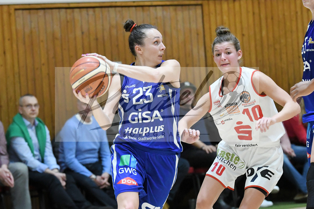 20200126_PANHAL_0106 | Basketball, Frauen: Snezana Aleksic (GISA LIONS SV Halle) und Jenny Strozyk (GiroLive-Panthers Osnabrück) im Zweikampf beim Spiel der Toyota DBBL zwischen GiroLive-Panthers Osnabrück vs. GISA LIONS SV Halle am 26.01.2020 im Panthers Dome in Osnabrück, Deutschland.(Foto von Nico Paetzel) - Realisiert mit Pictrs.com