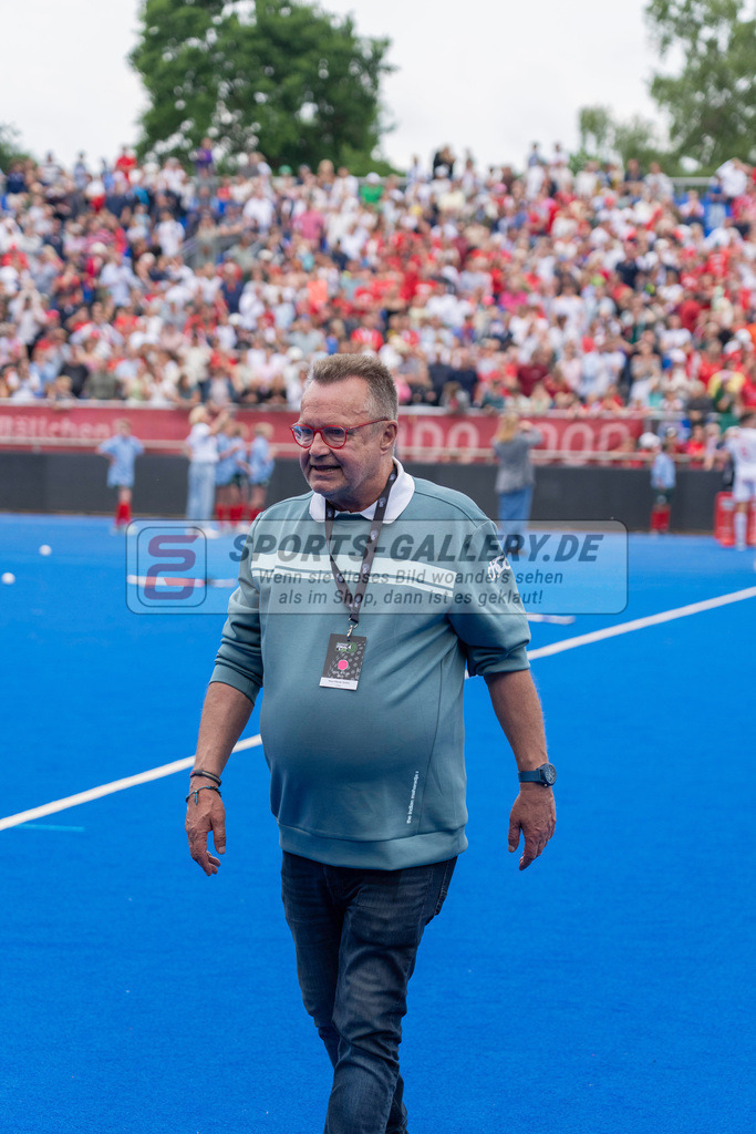 Final4_20250601-1515-HK108726 | Krefeld, Deutschland, 01.06.2025:  Feldhockey Final4 2025 – „Deutsche Feldhockey-Meisterschaften 2025“ Crefelder HTC - Rot-Weiss Köln (Finale Herren) im Gerd-Wellen-Hockeyanlage am 01.06.2025 in Krefeld, Deutschland. (Foto von Kramhöller/Fehrmann/Kaste)Krefeld, Germany, 01.06.2025: Feldhockey Final4 2025 – „Deutsche Feldhockey-Meisterschaften 2025“ Harvestehuder HTC - Düsseldorfer HC (Finale Damen) in Gerd-Wellen-Hockeyanlage at 01.06.2025 in Krefeld, Deutschland. (Foto from Kramhöller/Fehrmann/Kaste)