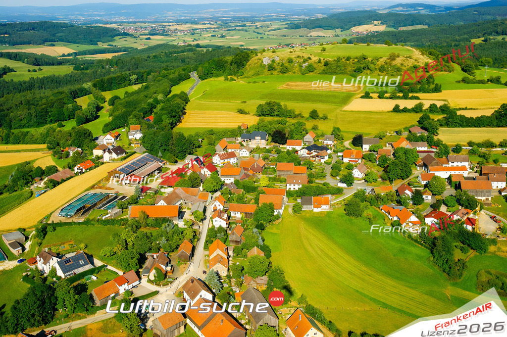 Die Luftaufnahme Wohnsgehaig - Mistelgau wurde vom UL-Flugzeug (keine Drohne) aus fotografiert.Hohe Druck- Auflösung-die Geschenkidee!