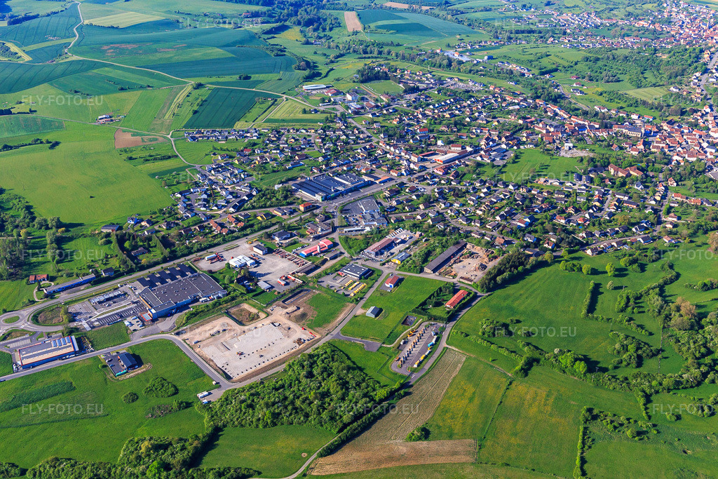 Vue aérienne: Vue de la ville le matin depuis le nord à Rohrbach-lès-Bitche dans le département Moselle, France. Photo: IMG_146082.jpg prise le 01/05/2025 par Werner Riehm/FLY-FOTO.eu – Résolution de l'original: 5472 x 3648 px