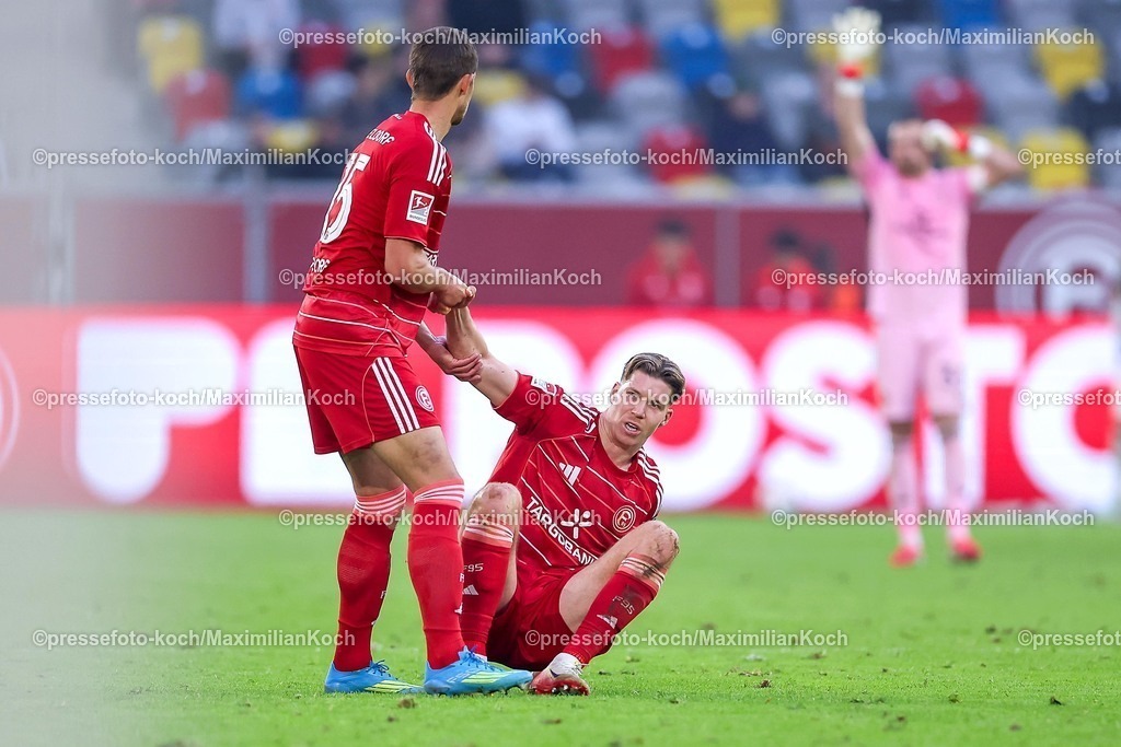 F9524042601074 | 24.04.2026, Fußball, Fortuna Düsseldorf - SC Dynamo Dresden, 2. Fußball Bundesliga, Herren, Merkur Spiel-Arena, 31. Spieltag, Saison 2025 2026: Tim Oberdorf&nbsp;(Fortuna Düsseldorf #15) hilft Cedric Itten&nbsp;(Fortuna Düsseldorf #13) auf die Beine  DFB regulations prohibit any use of photographs as image sequences and or quasi-video.