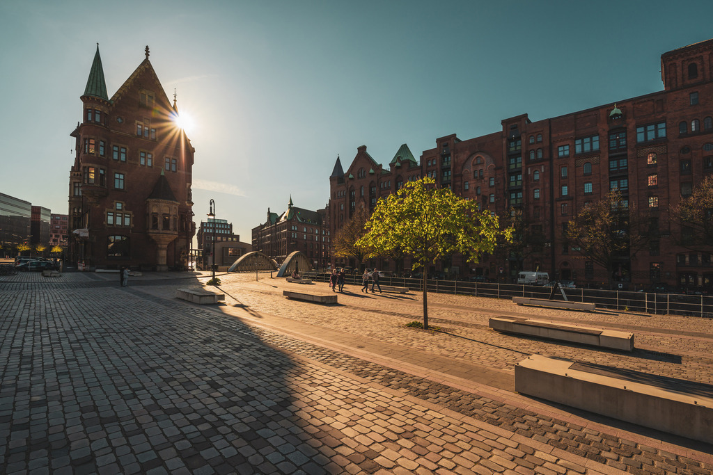 10241105 - Am St. Annenplatz | Schöne Lichtstimmung am St. Annenplatz in der Speicherstadt.