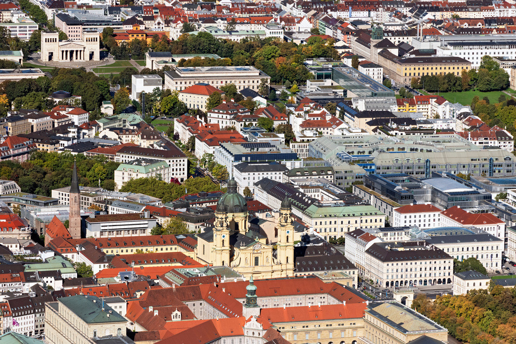dr__0054065.jpg | MüNCHEN 07.10.2024 Feldherrnhalle und Theatinerkirche am Odeonsplatz in der Maxvorstadt in München im Bundesland Bayern. Die Feldherrnhalle ist eine klassizistische Loggia am südlichen Ende des Odeonsplatzes. Daneben steht die katholische Stiftskirche St. Kajetan des Theatinerordens. Sie war Hofkirche und ist mit ihren beiden Türmen im italienischen Spätbarock Teil des Ensembles am Odeonsplatz und damit Wahrzeichen und Touristenmagnet in der Stadt. // Feldherrnhalle and Theatine Church of St. Cajetan on the square Odeonsplatz in the Maxvorstadt part of Munich in the state of Bavaria. The Feldherrnhalle ( "Field Marshals' Hall") is a monumental loggia on the southern edge of the square. Next to it is the catholic church, a former court and royal church of the Theatine Order. With its two towers in the italian late baroque style, it is part of the Odeon's Square complex of buildings and landmarks. Foto: Daniel Reiter