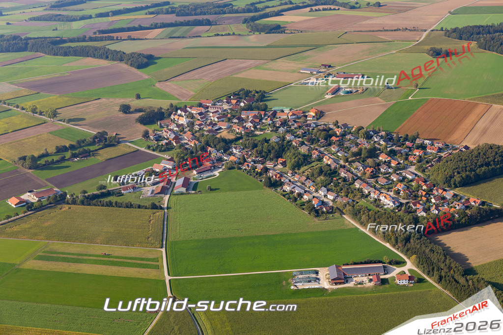 Aktuelles Luftbild von Oberbergen  - Die Luftaufnahme wurde 2020 mittels UL-Flugzeug erstellt ( keine Drohne ) - hochauflösende Kamera-Systeme von  Canon -Beste Qualität - Für grossformatige Ausdrucke geeignet. Die Geschenkidee !