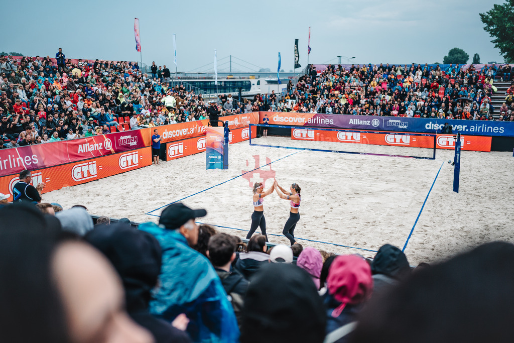 Beachvolleyball | Frauen | German Beach Tour 2024 | Tourstop Düsseldorf | 19.05.2024 | Isabel Schneider (links) und Kira Walkenhorst (rechts) beim Einlauf ins Stadion