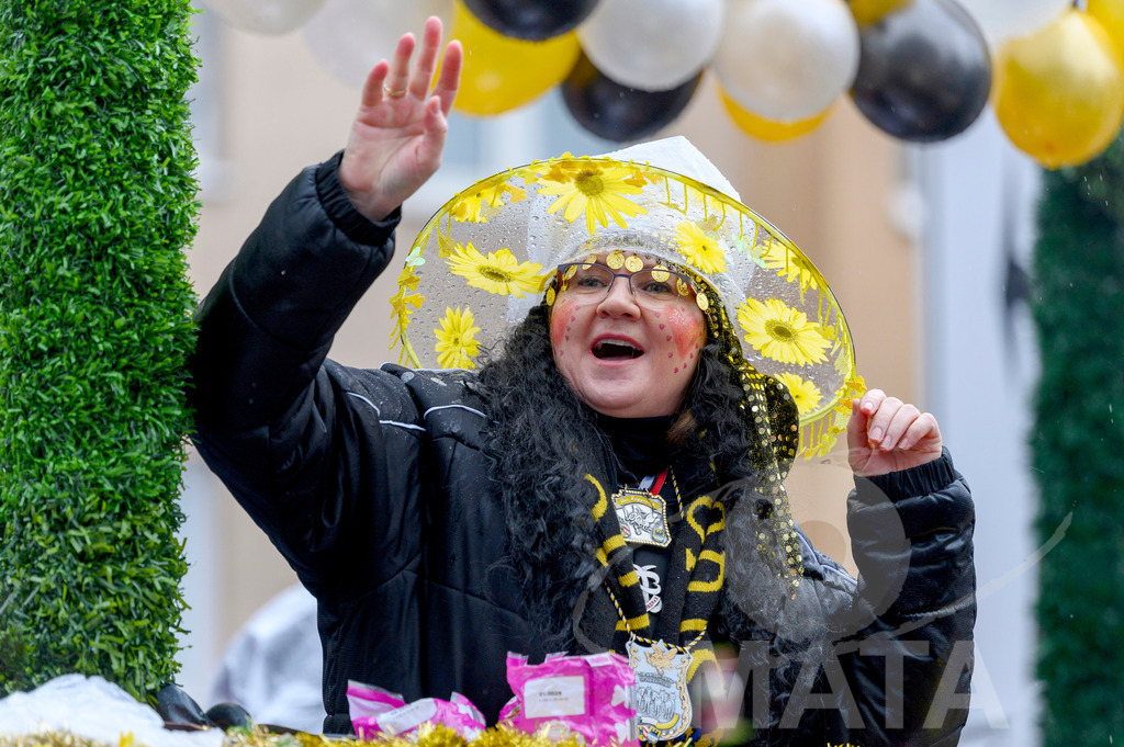 _DWA2616 | Trotz Nieselregen schlängelte sich der „Gaudiwurm“ am Sonntag durch die Nürnberger Innenstadt an tausenden Faschingsfans vorbei.  Nürnberg, 11.02.2024 - Realisiert mit Pictrs.com