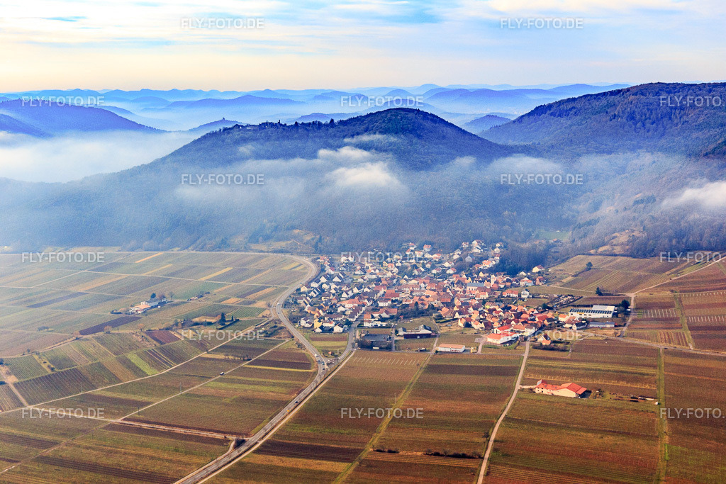 Dorfansicht am Haardtrand im Winter bei tiefen Wolken von Osten | Luftbild: Dorfansicht am Haardtrand im Winter bei tiefen Wolken von Osten in Eschbach im Bundesland Rheinland-Pfalz in Deutschland. Foto: IMG_096482.jpg vom 02.02.2017 durch Werner Riehm/FLY-FOTO.de - Realisiert mit Pictrs.com