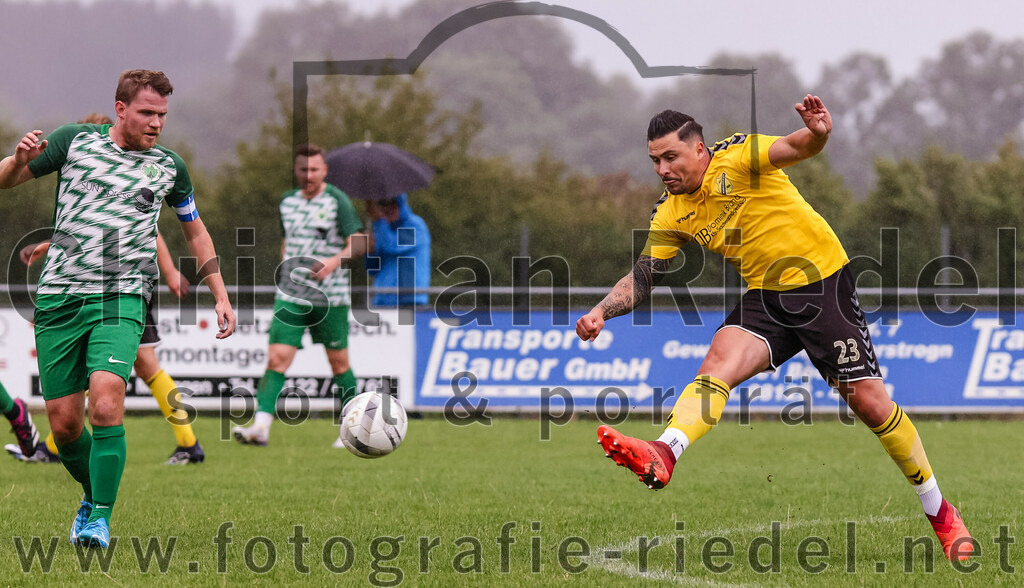 2023-08-06_042_SC_Kirchasch_gegen_SV_Eichenried | Bockhorn, Deutschland, 06.08.2023:
Fußball, Kreisliga 2023 / 2024, 2. Spieltag, SC Kirchasch gegen SV Eichenried, Endergebnis: 3:1

Michael Kopp (SV Eichenried, #15), Alexander Mrowczynski (SC Kirchasch, #23)

Foto: Christian Riedel / fotografie-riedel.net