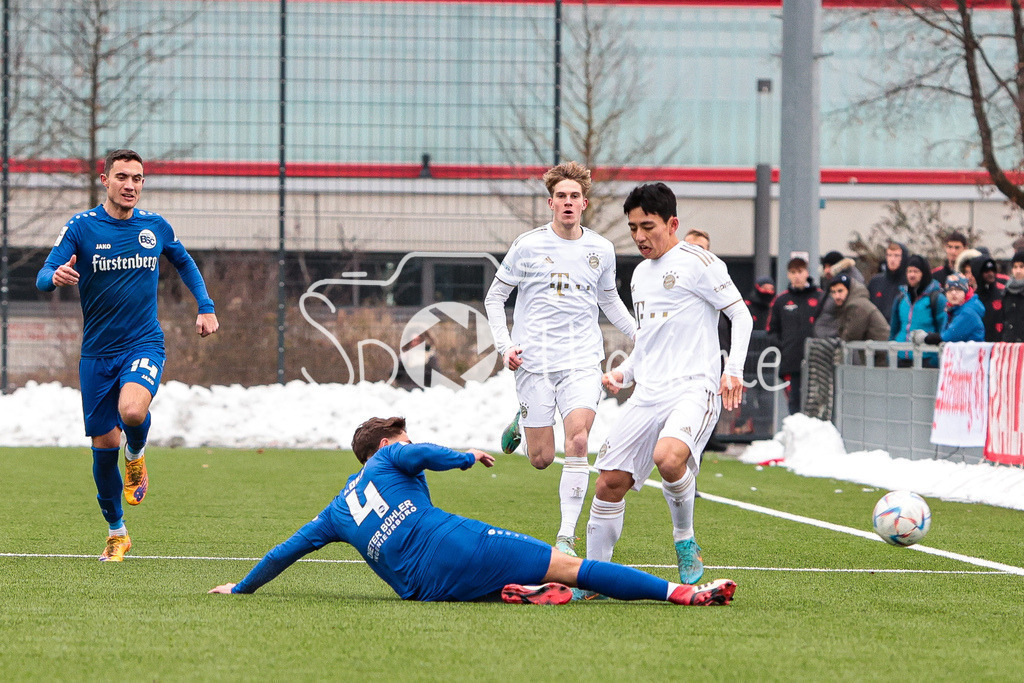 FC Bayern Amateure - Bahlinger SC | Ylber LOKAI (BSC #4) im duell mit LEE (FCB #8)