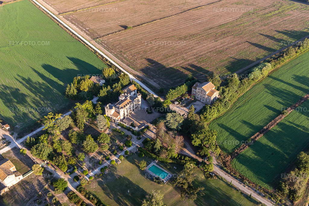 Aerial view: Clamasix Domaine Breuil in Graveson in the state Bouches du Rhone, France. – Photo: IMG_129590.jpg taken on 09/23/2021 by Werner Riehm/FLY-FOTO.com – Resolution of the original: 3793 x 2529 px
