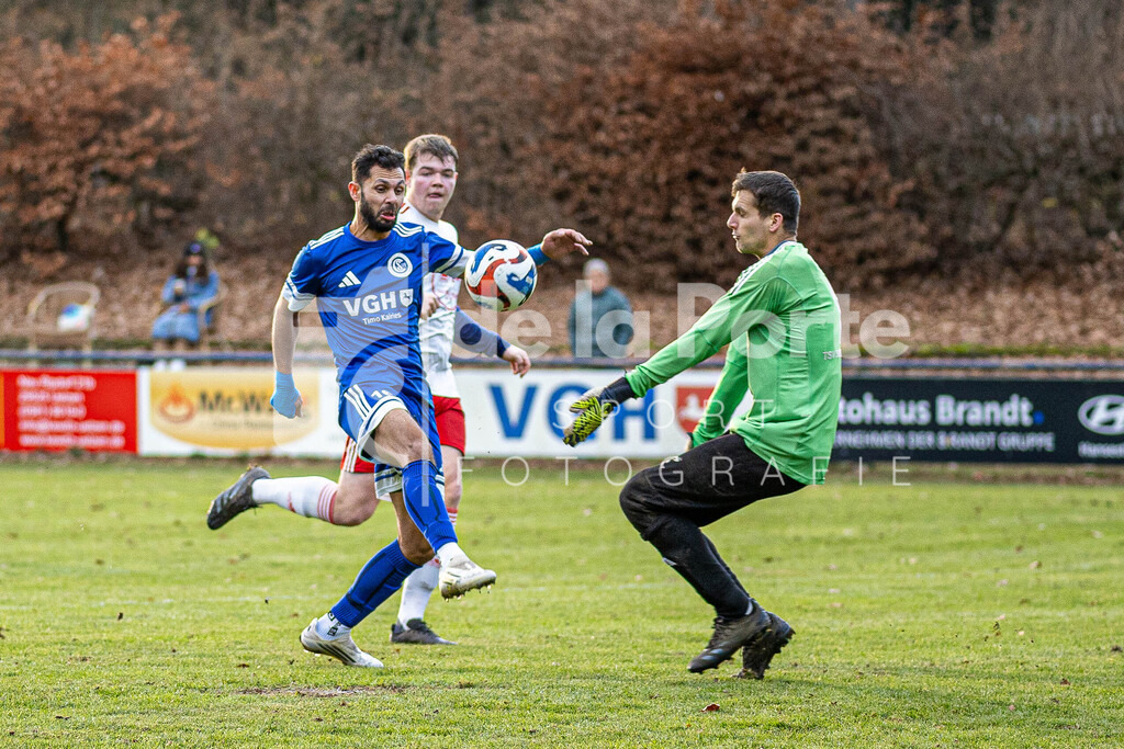 SC Uelzen - Al-Hassanseif_ Mahmoud (hebt den Ball für TW Tristan Wiechel-Kramüller) vs Suhlendorf 301125 dlP | immodelaporte-sportfotos - Realisiert mit Pictrs.com